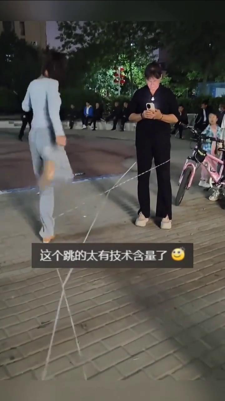 妈妈教女儿跳皮筋，没想到这么多年过去妈妈还跳得这么溜。
糖豆。
没有网络的年代到
