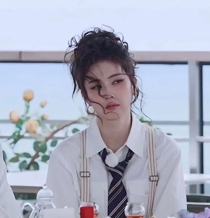 就算是不同时期的照片，白鹿也依旧都是没有脖子啊 