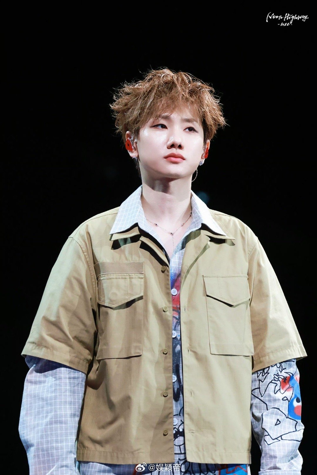 汪苏泷今天不握手了 粉丝：手呢？汪苏泷：手在挥，但就是不给握！调皮本皮了！ 