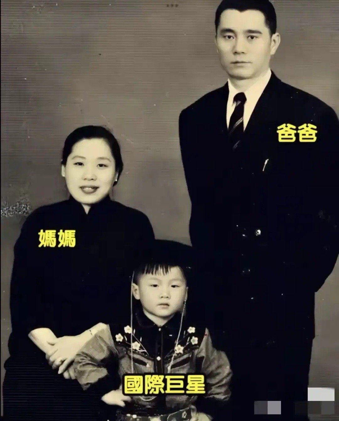这个乖巧的小男孩长大了可不得了，成了家喻户晓的国际大明星 ​​​