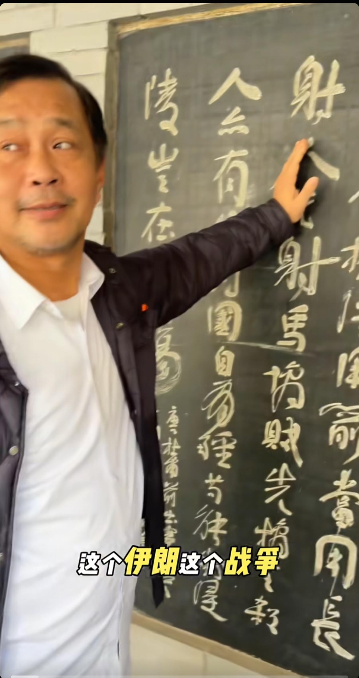 沈巍在杜公祠借用杜甫的诗评价了美以伊战争，“挽弓当挽强，用箭当用长，射人先射马，