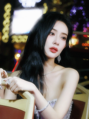 孟子义淡紫色长裙  谁能够懂孟子义这一次红毯造型带紫色元素的含金量，让人很难不联