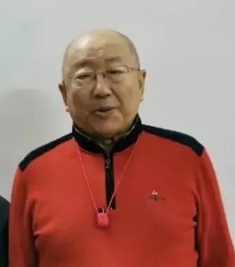 贺雷生，1944年出生在陕西延安，是全国红军小学建设工程理事会副理事长，也是中国