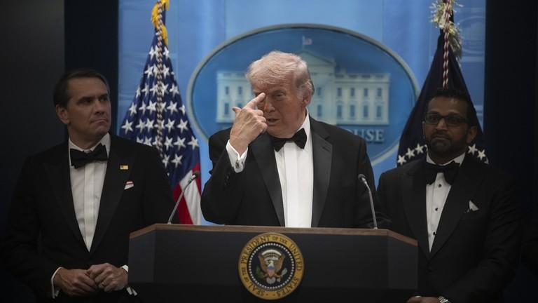 据《纽约邮报》报道，周六在华盛顿希尔顿酒店举行的白宫记者晚宴上发生袭击事件，袭击