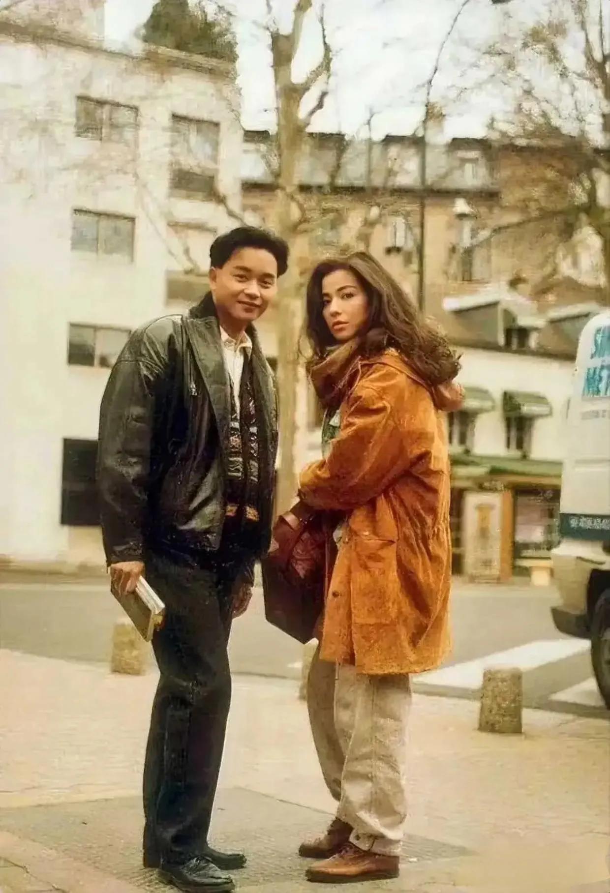 钟楚红的这身打扮真的很洋气，放现在也不过时。 钟楚红长相美艳，漫漫风情 ，媚骨天