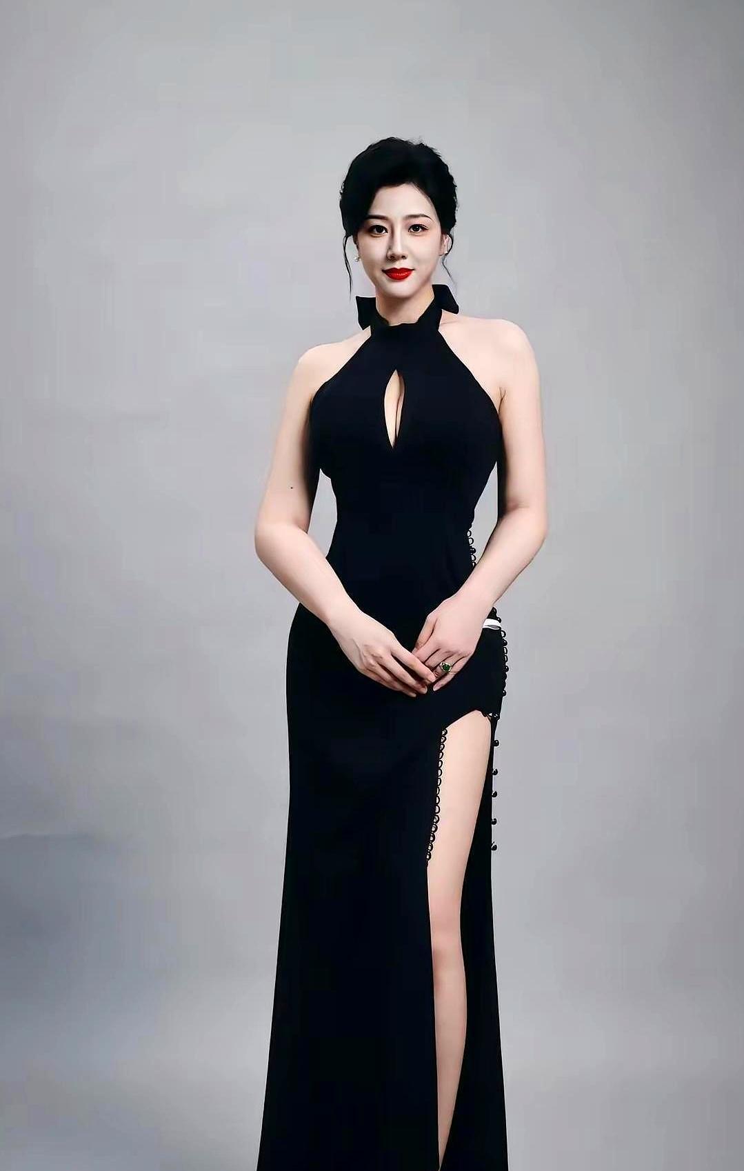 她拿红酒杯底“咔”一声磕在桌上，孙红雷的气场当场碎了一地。
我告诉你，那不是演戏