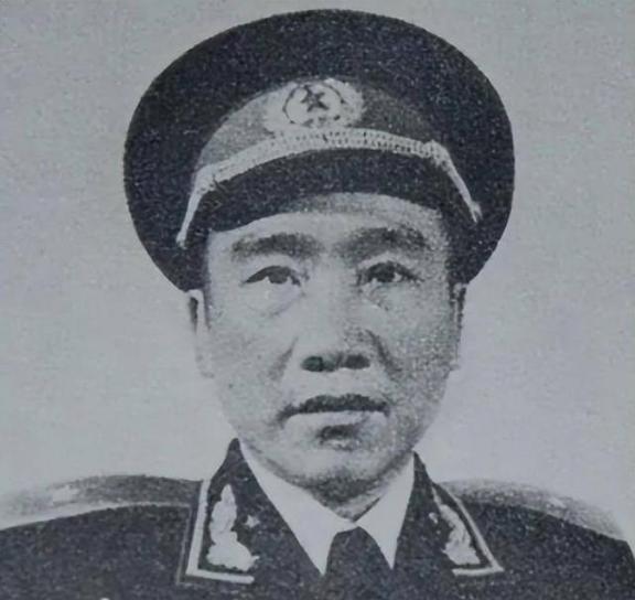1955 在举行授衔仪式之际，他竟猛地一把扯下肩章，而后扬长离去，紧接着便立下了