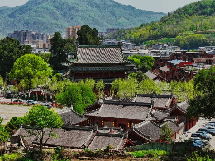 夏日趣游绵阳暑假不知道去哪玩？绵阳一大批夏日文旅新场景已全部上线。演艺展馆、亲水