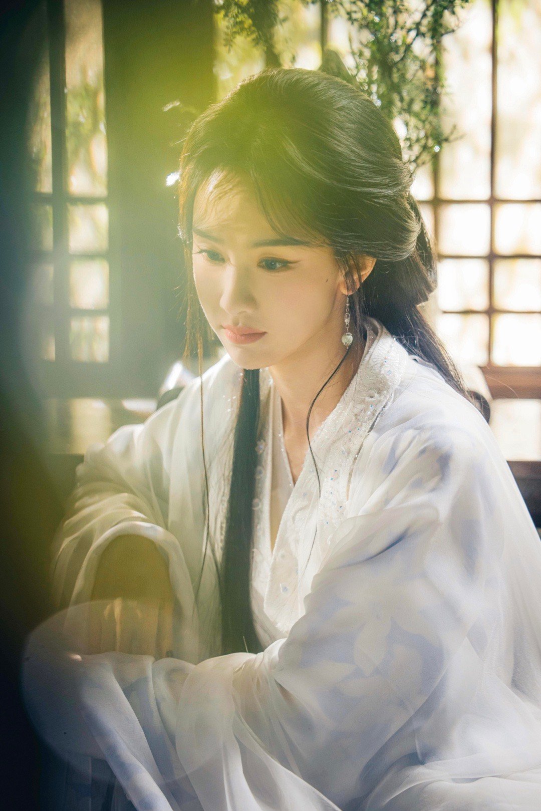 陈都灵新剧美成这样陈都灵美成真人BJD了《月鳞绮纪》陈都灵美成真人BJD，雾妄言