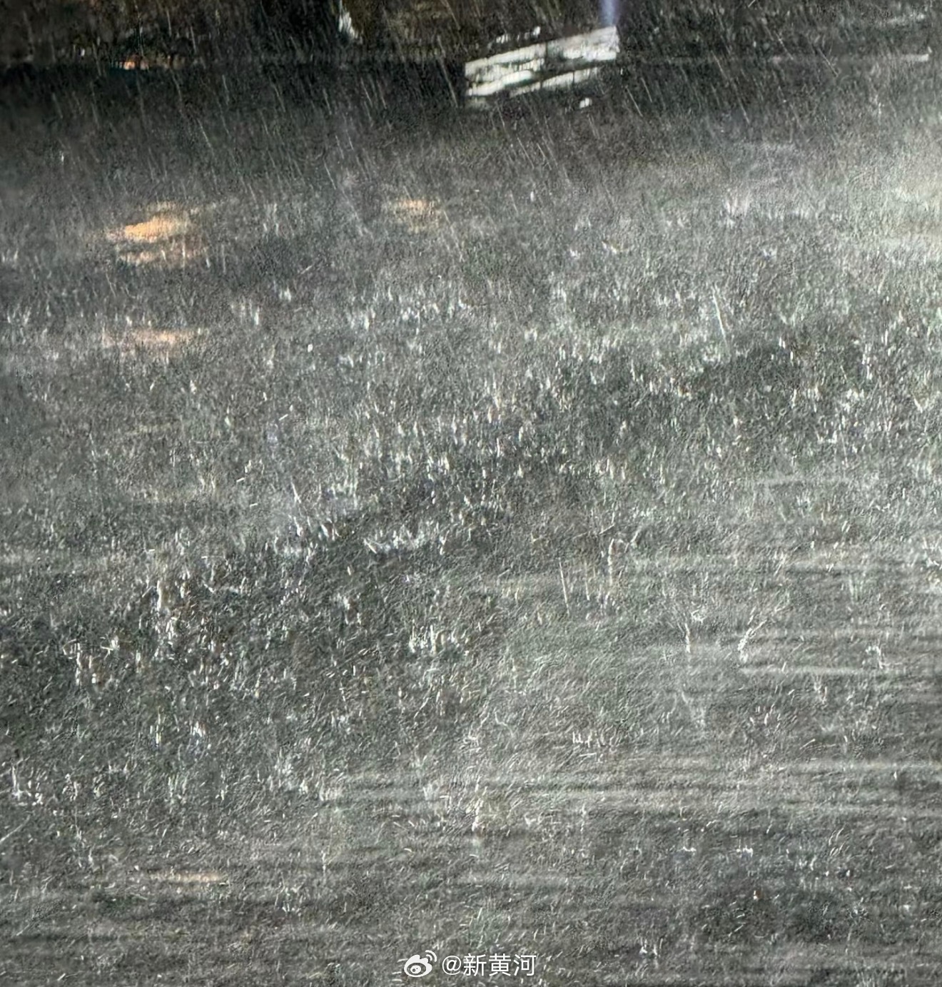【#上海城区雷电黄暴雨蓝两预警高挂#】上海市气象台17时00分解除中心城区冰雹、