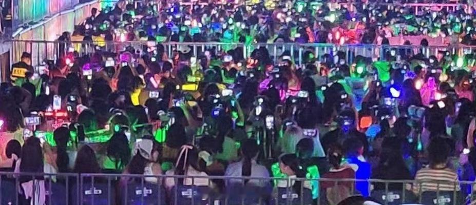 tf五代一公灯牌 五代一公有好多颜色灯牌呀！每一块灯牌背后，都是一个为他而来的身