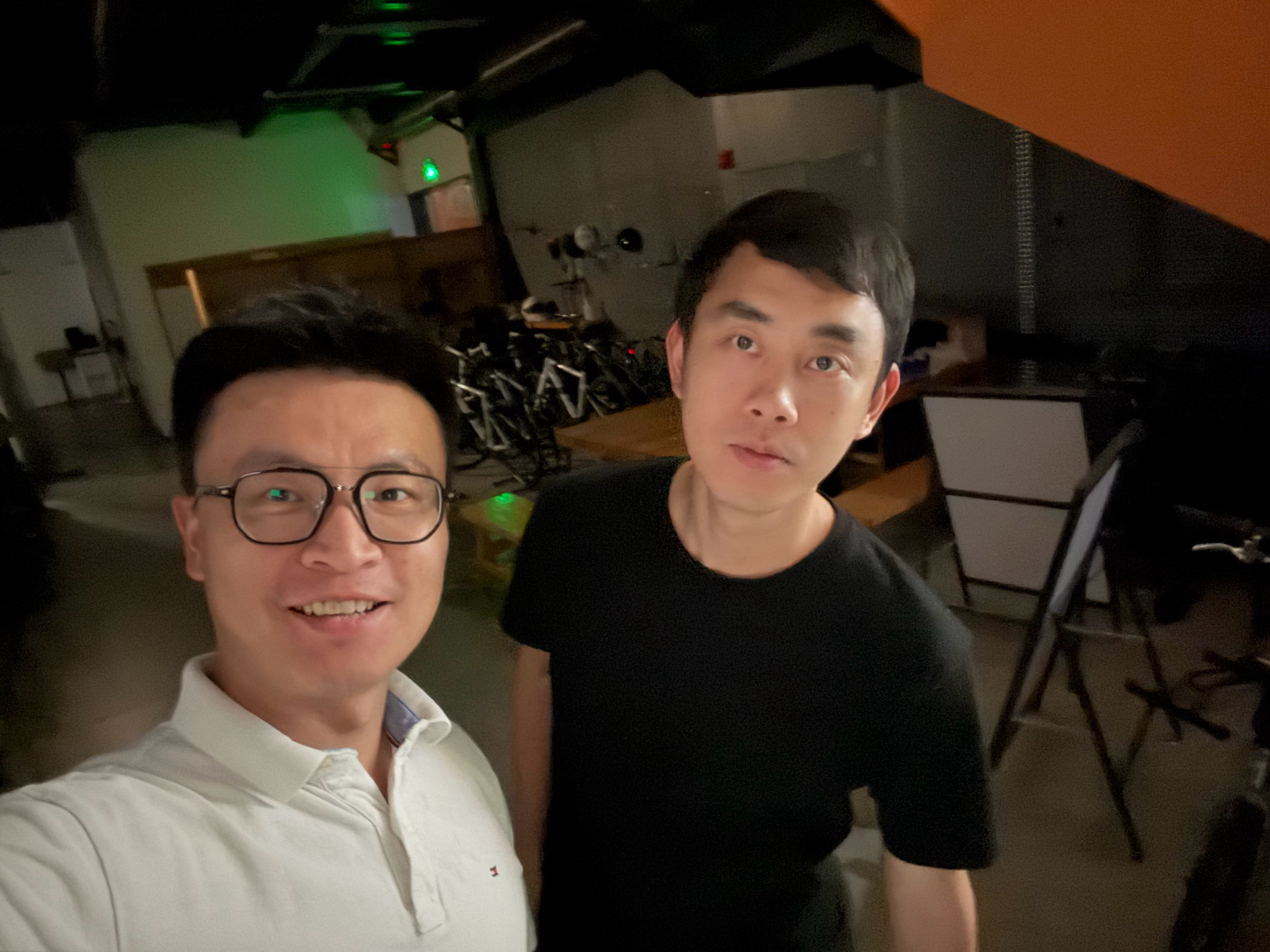 直播完，跟陈导又改了一下片子，忙忙叨叨，离开公司又快 1 点了，我们每一条视频出