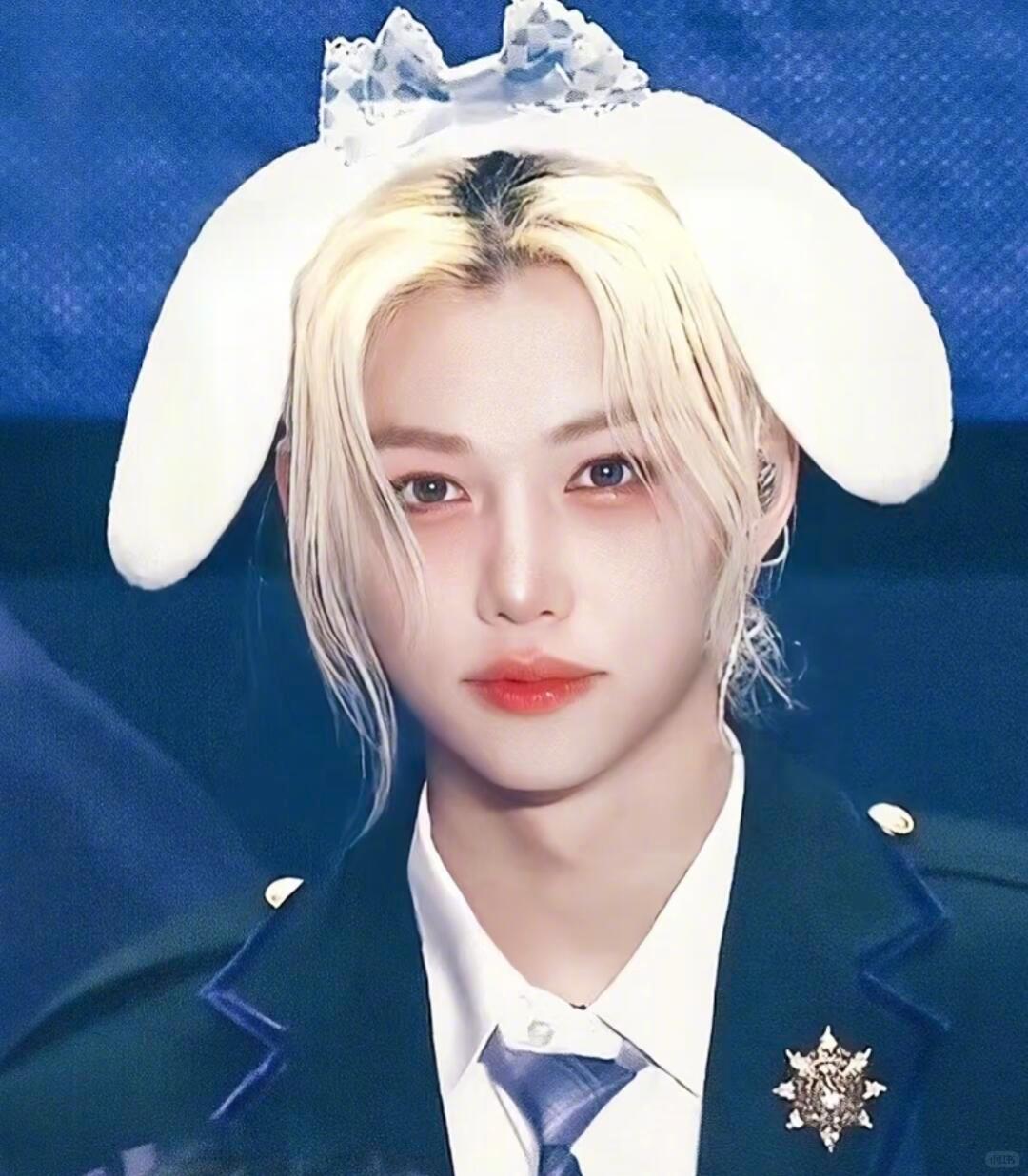 李龙馥用嘴型说我爱你全程挥手、比心、温柔营业，宠粉力直接拉满，温柔又有礼貌，营业