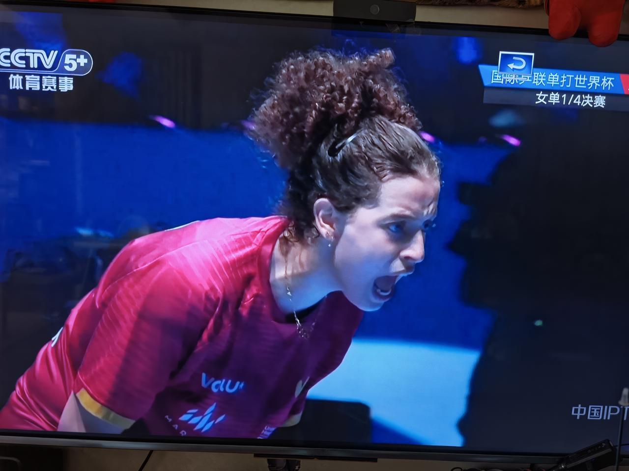 裁判添乱，比赛中断，莎莎遭逆转。

澳门世界杯女单四分之一决赛，孙颖莎对阵埃及汉