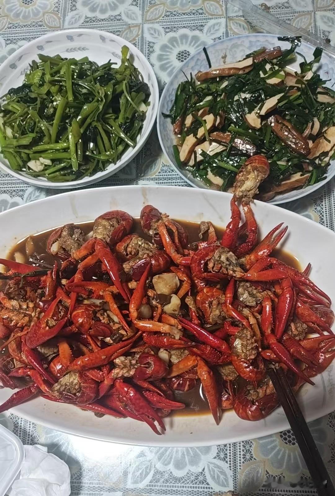没有大鱼大肉，只有素菜小龙虾。
听说台风要来了，赶紧吃一顿小龙虾。因为下雨天怕没