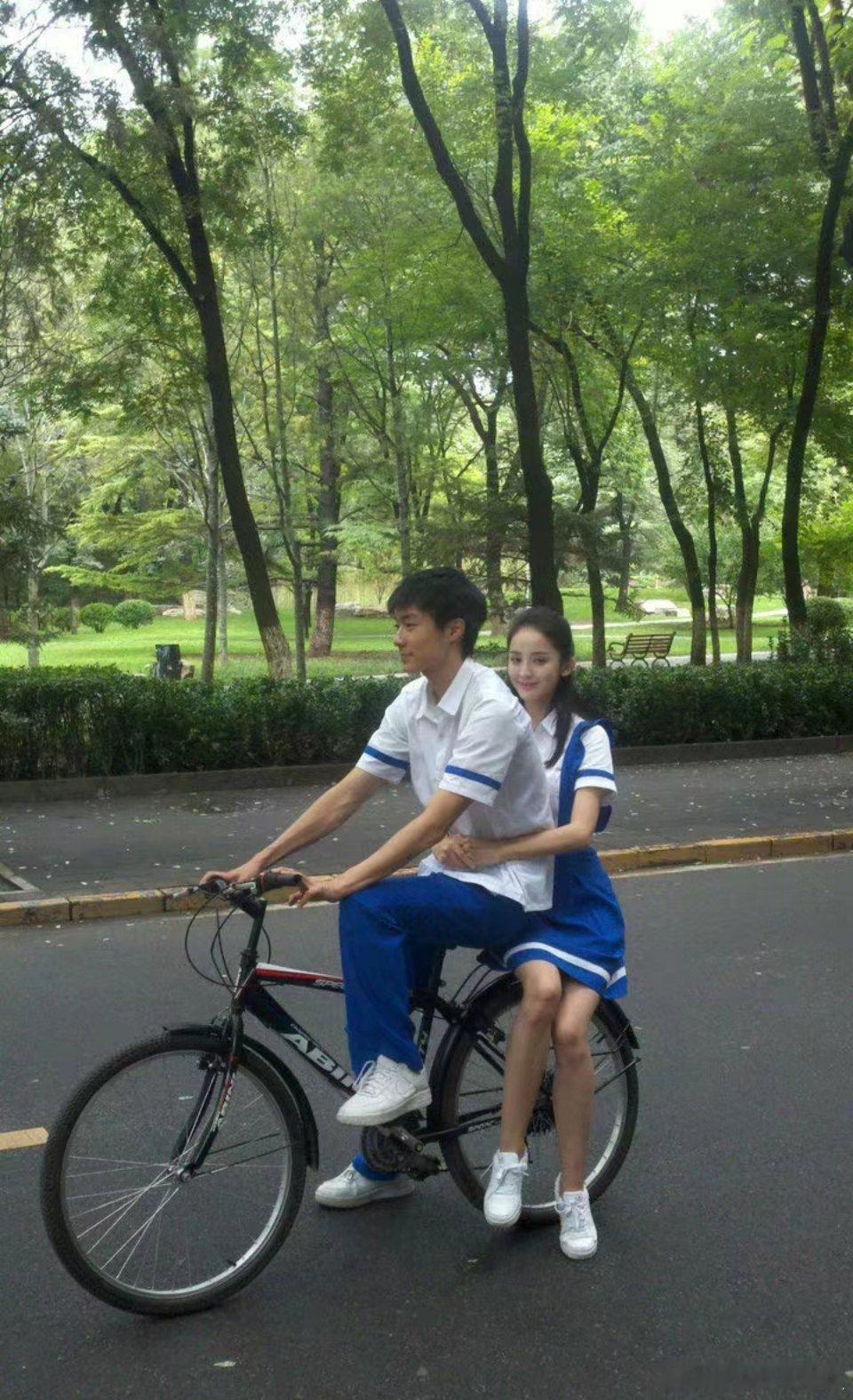 看从前的娜扎真的觉得非常的青涩，五官也是很好看，她这个在学生时代应该就是白月光的