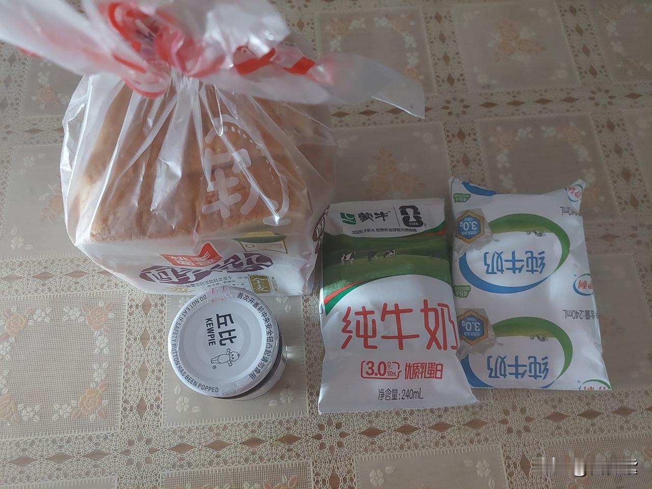 从早晨6点起床，发布今天头条小说后，我一直在写作。

G哥整了这些面包，我也没吃