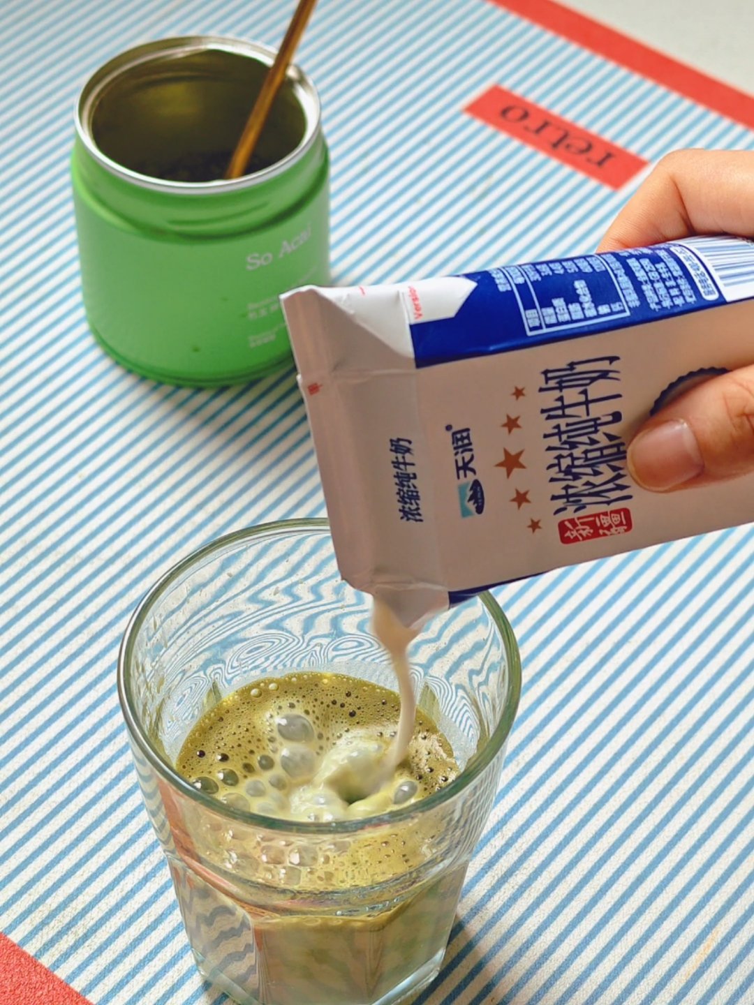 今日早餐自制抹茶牛奶，好喝的，不甜～半个番薯，一颗鸡蛋，但我感觉我还得去拿另外半