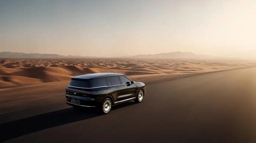 春节开着智己从容返乡，AD智驾高速护航，自动控距变道，离车泊入精准停位，安全可靠