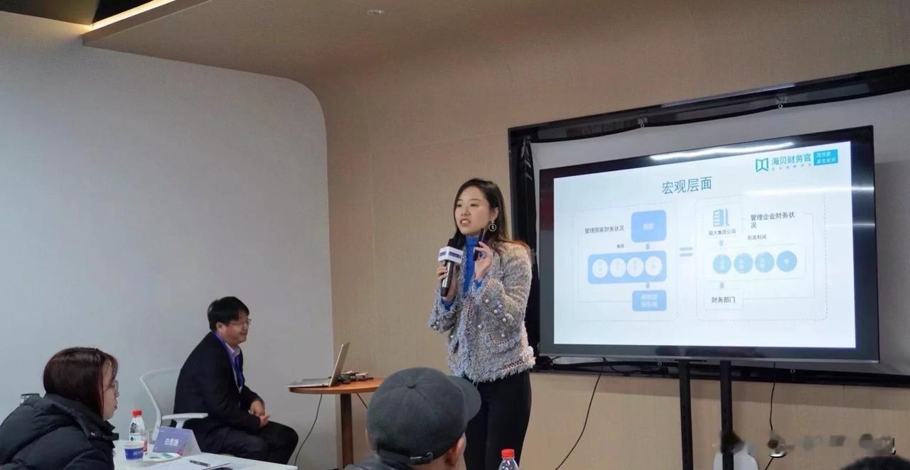 前两天跟着HR总监面试了一个产品经理，在例行的沟通交流后，莫名的问了句“你现在住