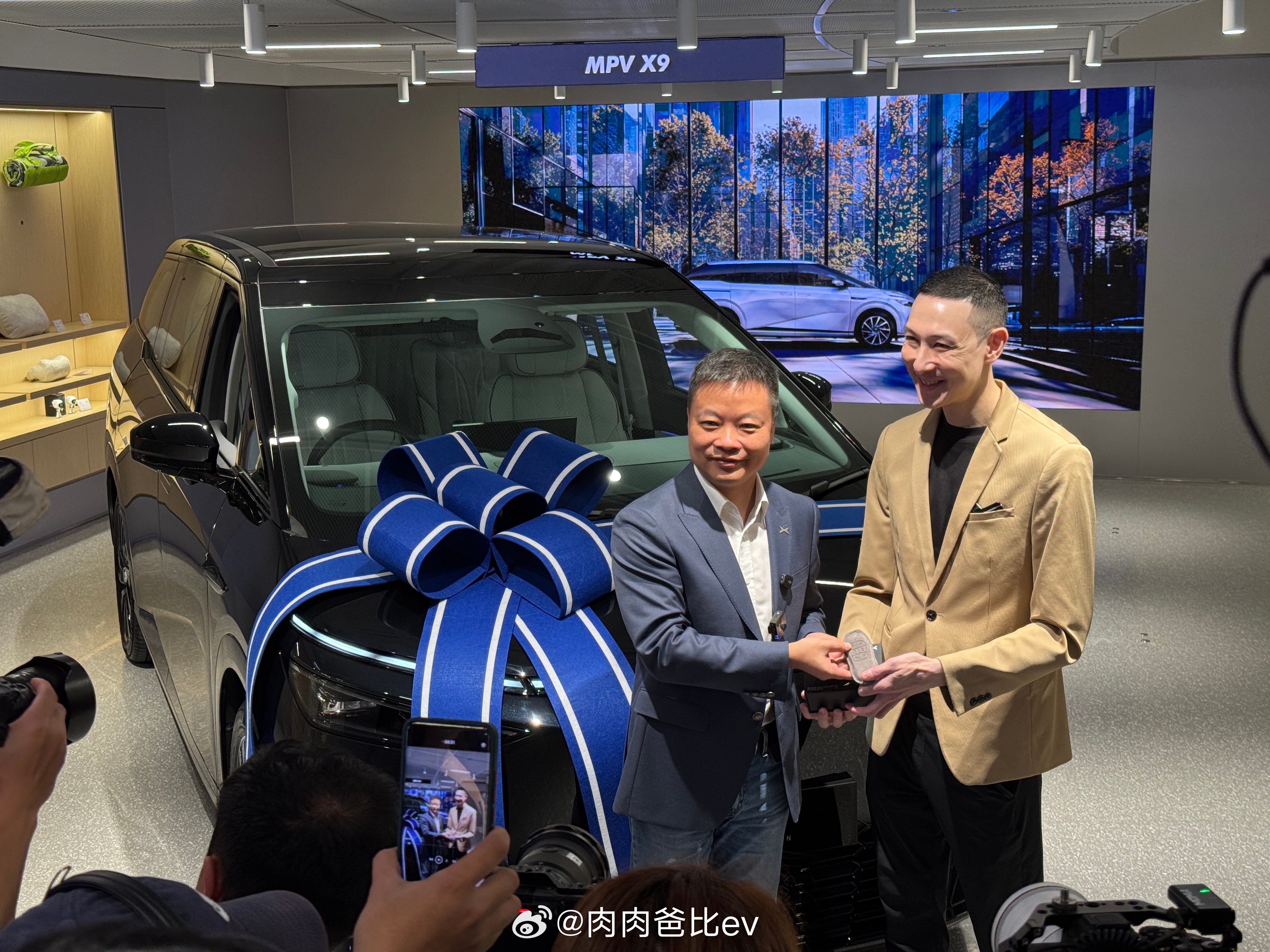 上个月底开业，今天大师兄何小鹏给香港首批X9车主交车 emmm，首批没有江若琳么
