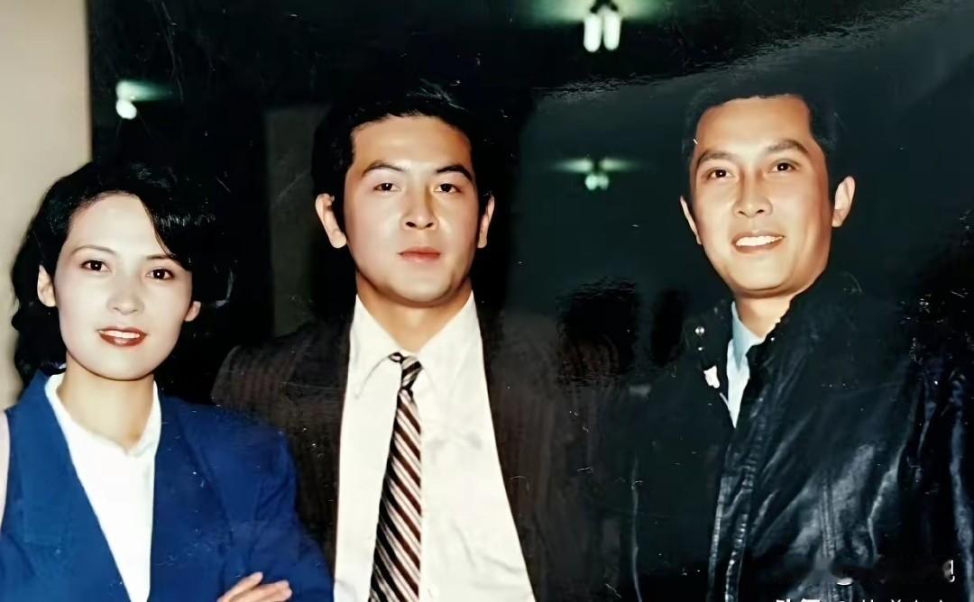 仔细看，那时的唐国强疏眉朗目，气色盈和，真是一表人才！左边的是明眸善睐，温婉如莲