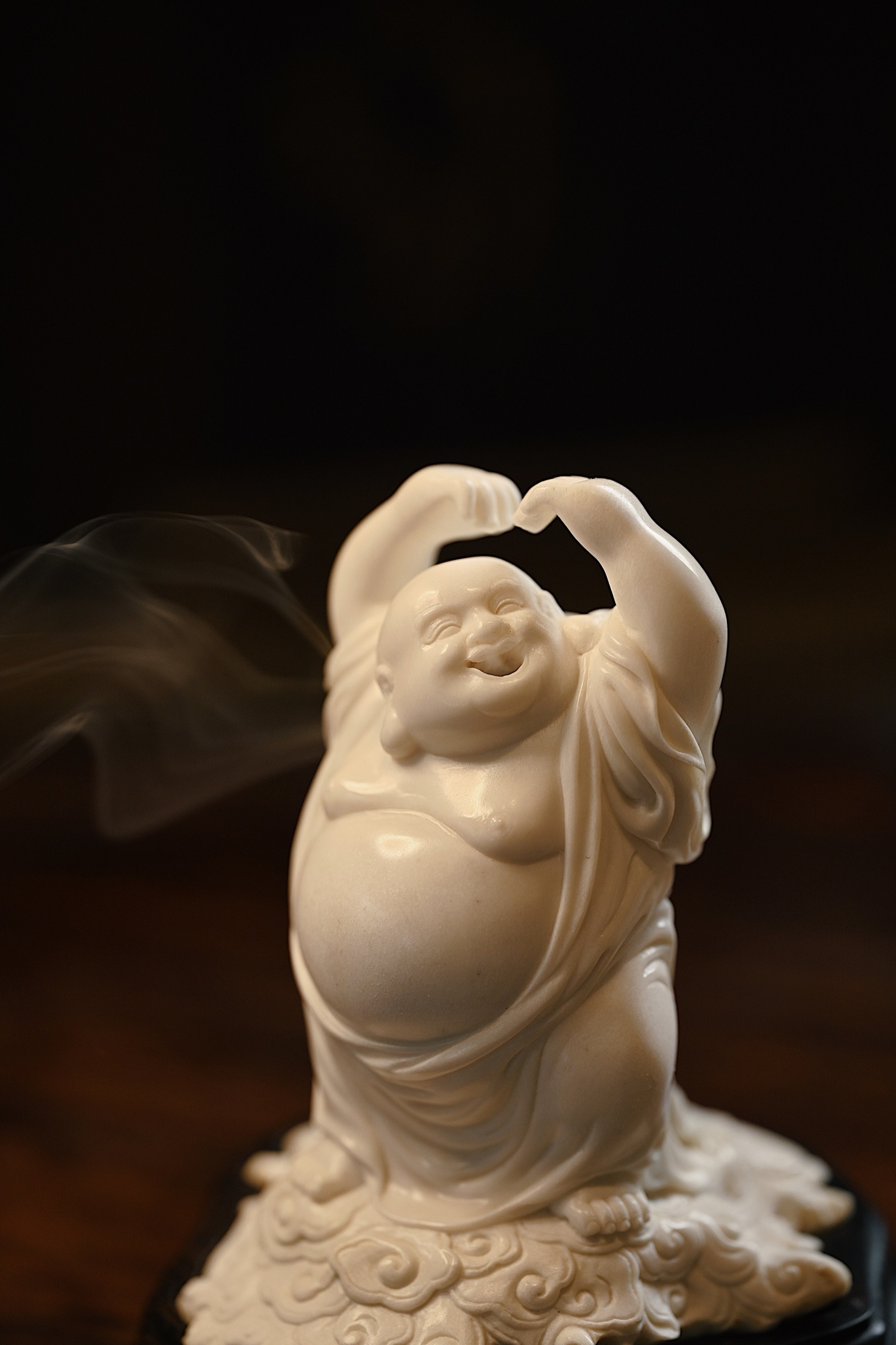 鹿角 | 开心弥勒 香炉弥勒袒腹露怀，笑口大开，双臂高举比心，憨态可掬，尽显“大