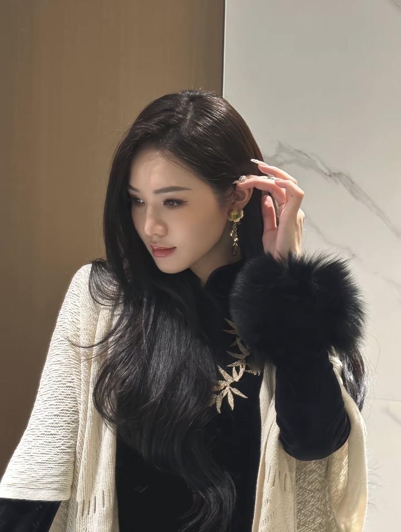 优雅黑衣配金叶，低调奢华尽显。黑色神秘百搭，似沉稳画布；金叶元素为点睛之笔，提升