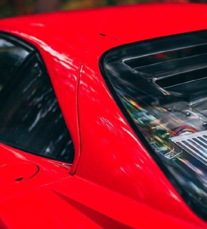 那辆红色的变形金刚般的存在，可是跃马设计史上的一座里程碑呢！它就是法拉利 F40