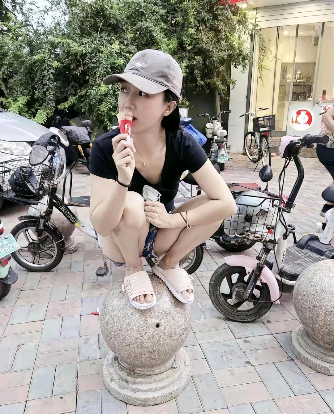 女孩子要站有站相，坐有坐相，你这？