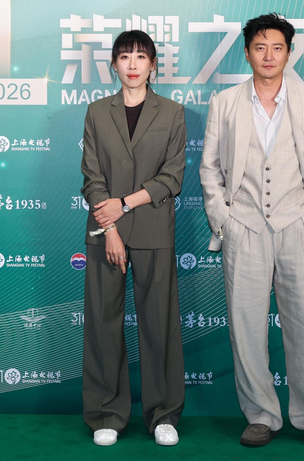 任素汐身穿LOEWE 2025秋冬系列亮相白玉兰提名晚宴 ！ 