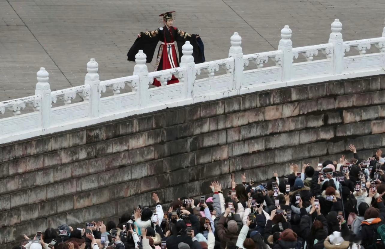 成毅这张图好有感觉后宫佳丽三万人，三万宠爱集毅身 