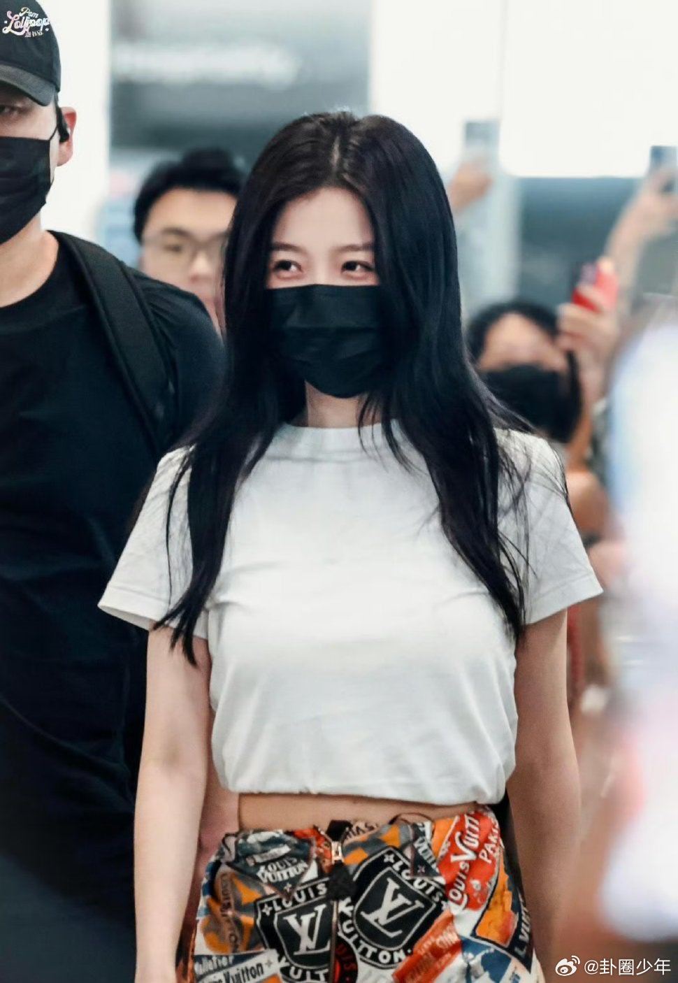 虞书欣吉隆坡回国机场路透 虞书欣生图超能打，每一张都好绝。 