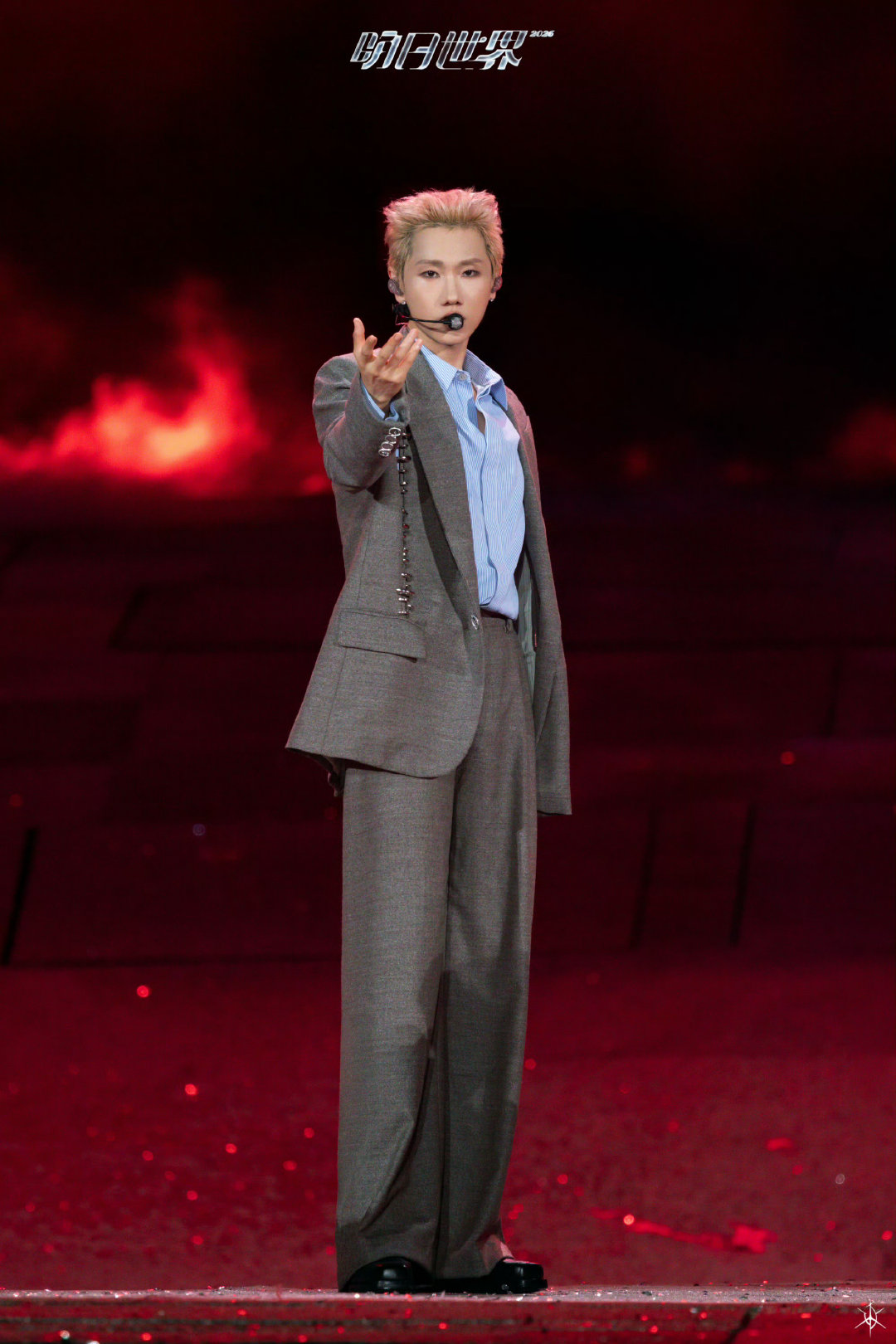  汪苏泷这套真帅啊汪苏泷这套真帅汪苏泷演唱会这套造型真的杀我！灰色西装搭配浅蓝衬