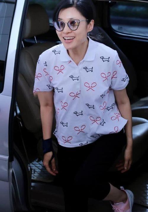 周涛56岁又怎样，素颜穿搭尽显气质，这未修图状态也太好了。