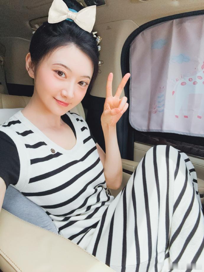 #景甜车内六连拍##景甜U领条纹裙# 景甜的车内六连拍真是迷人，U 领条纹裙展现