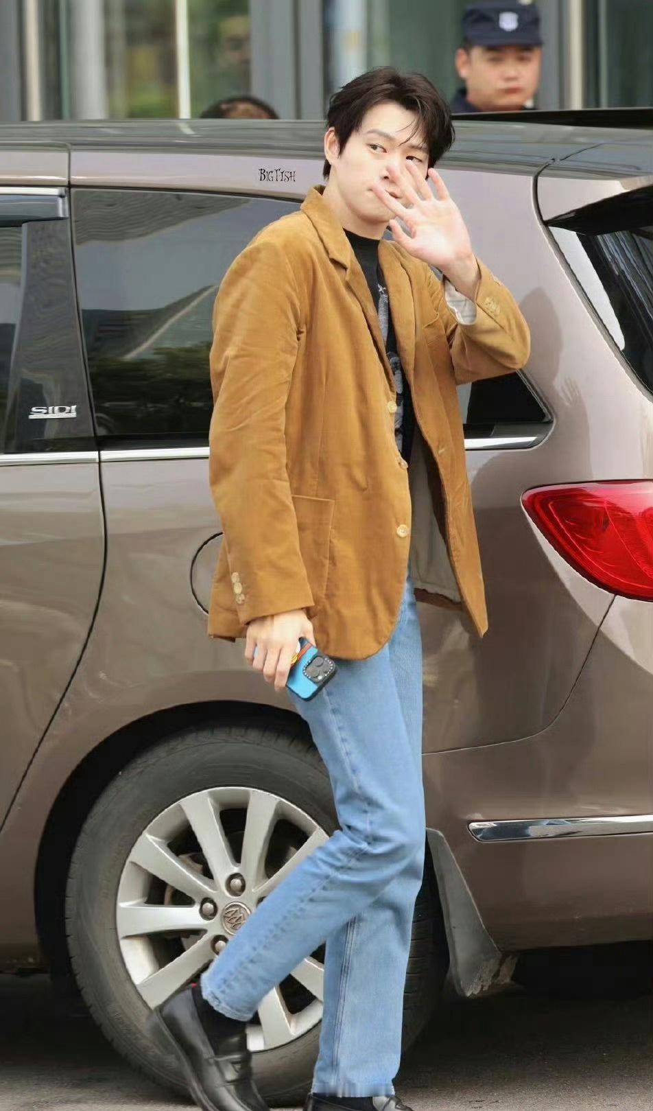 魏大勋《魔方新世界》今日上班饭拍图 ​​​