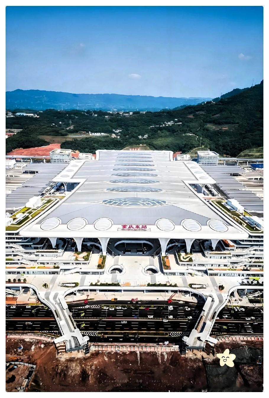 马斯克从中国回去后，发了一个火车站的视频，一个字没写，播放量炸了。
 
这段普通