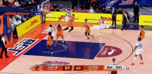 是否想起了一位故人？今晚CBA常规赛上海对阵山东的比赛上半场出现五大囧级别的失误