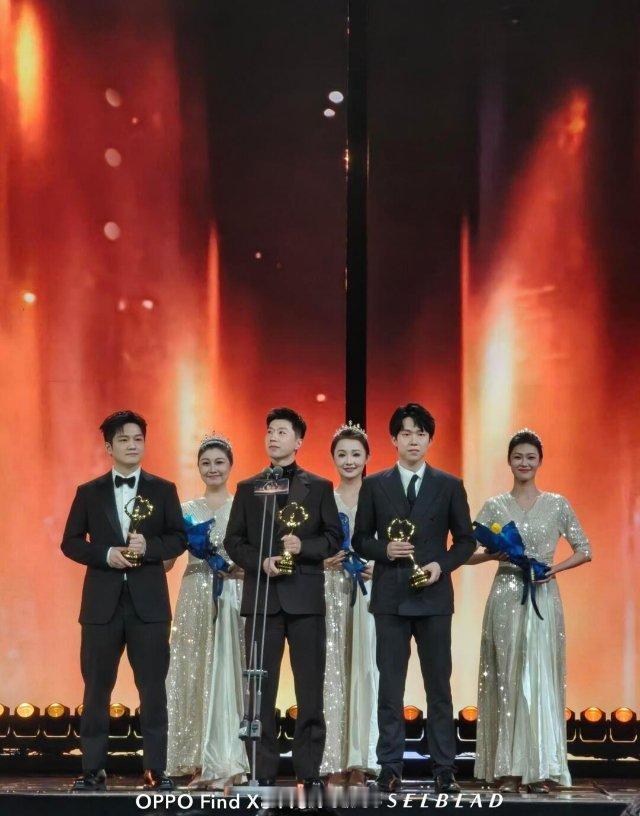 王楚钦和马龙樊振东击掌道别  日后这三人同框的机会估计就无了，王楚钦的退场是为了
