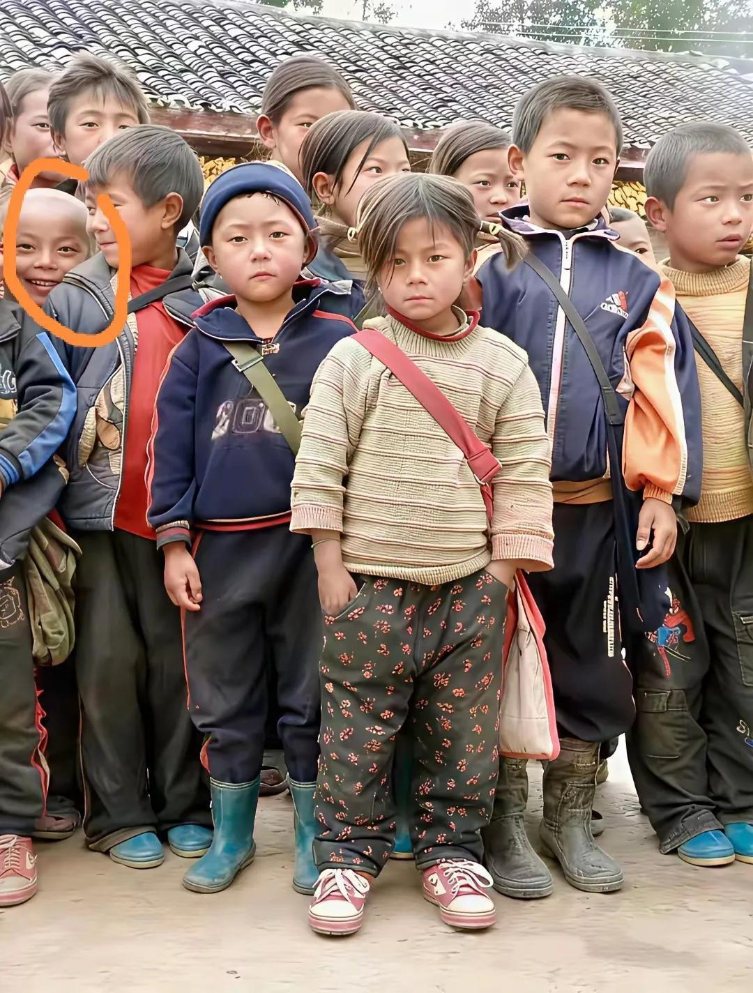 最纯真，最渴望，最艰苦，最蓬勃的一代
这应该是70年代末的学生照片，那时脚上穿的