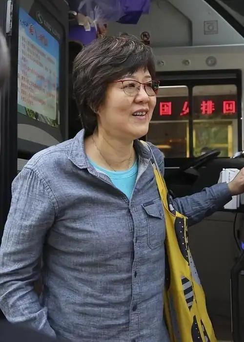 [微风]身价千万又如何？卸任5年后，64岁的郎平终于活成了普通老太太。近日机场近