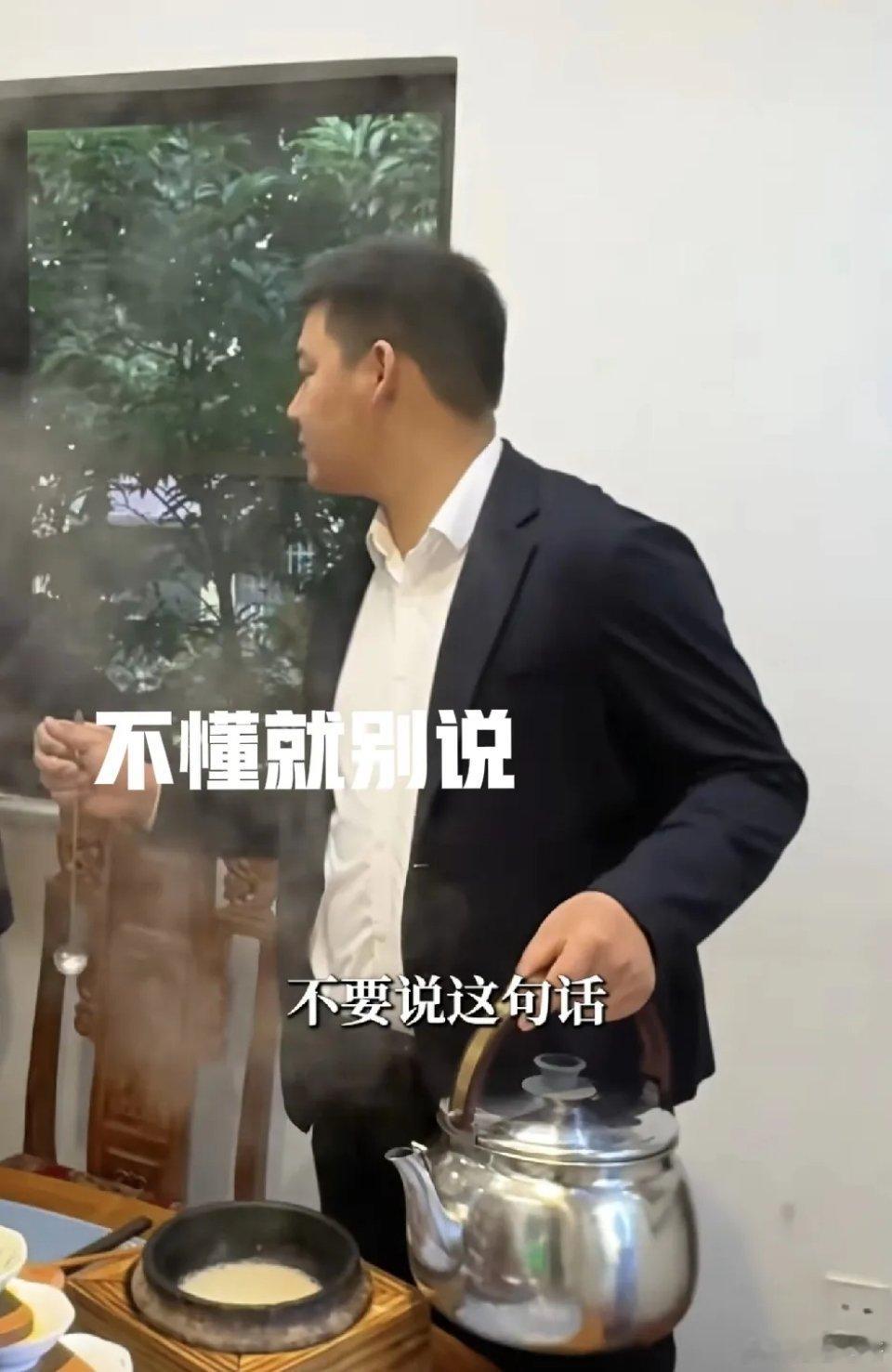 企业家周鸿祎刚刚发视频很愤怒，表示在清华老校长故居吃米线被小小的服务员给怼了，网
