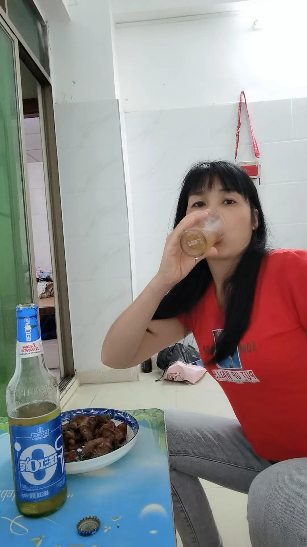 大家好，我是个离异女人，40多岁的人了，很会过日子的女人，很节约，工作是做服务员