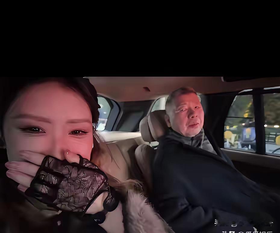 不比不知道，一比吓一跳！
第一张照片，是徐朵主动给自己和养父冯小刚拍摄的合照，徐