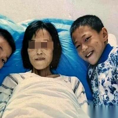 2016年，湖南妈妈刘福兰快死了。
肝癌晚期，医生说最多半年。她第一件事不是治病