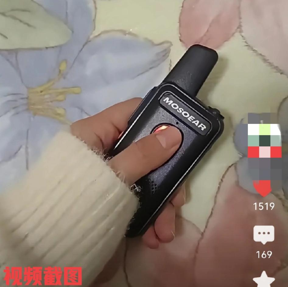 现有妈妈没给初二儿子买手机。

如今妈妈与孩子通话使用对讲机联系，不知这个距离她