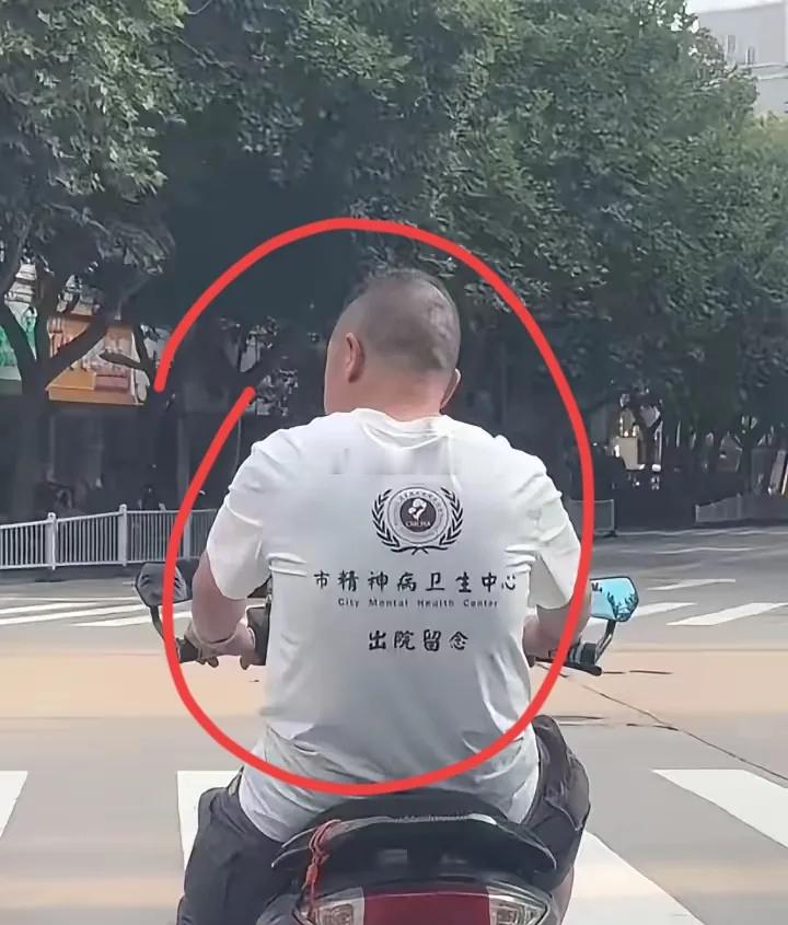这位大哥属实厉害了，真是什么衣服都敢穿啊，朋友们，如果你在大街上遇到这种人，你会