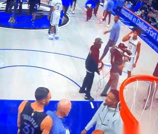 我一晚上都没缓过来。
那个画面，一个西装革履没上场打球的人，指着一个刚刚在场上投