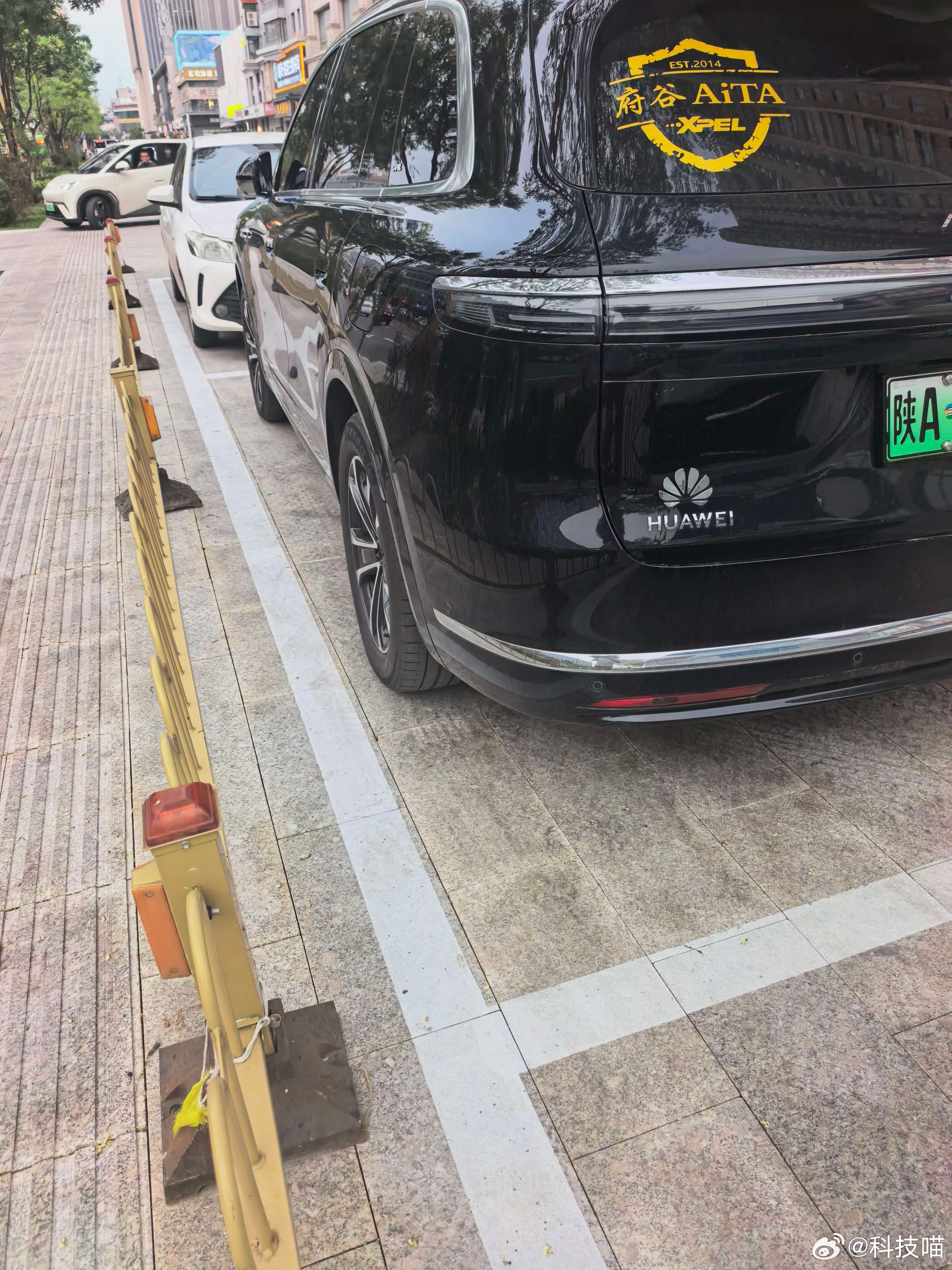 华为不造车，但总能看到有的买了五界车的车主，在车屁股上贴上HUAWEI的标志 
